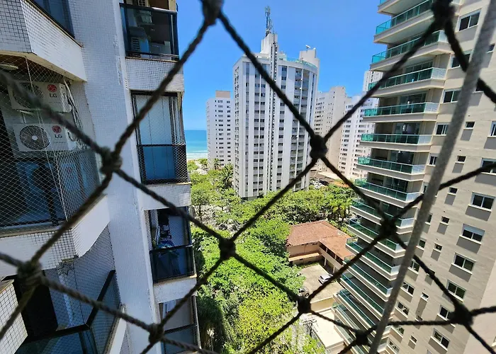 Lindo Flat Capitania Varam , WI FI , 2 aparelhos de ar condicionado , serviço de praia , enorme sacada com vista ao mar e telas de proteção para as crianças , 3 piscinas Guarujá